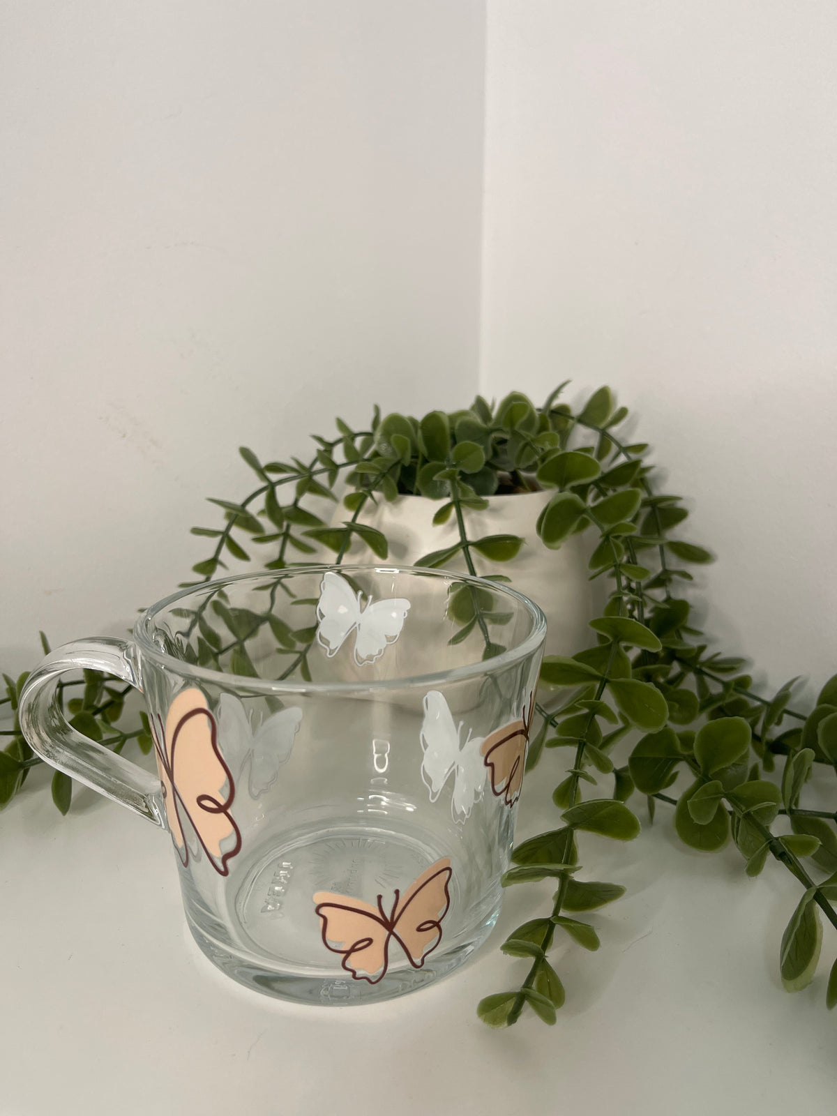 Beige butterfly clear mug